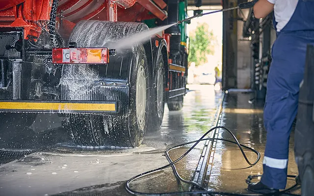 Säuberung von Reifen bei Brunnerservices in Mils